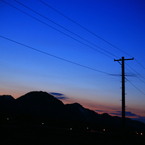山と電信柱と夕焼け