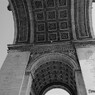 パリ　凱旋門を見上げる