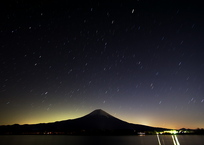 星空と富士山。