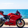 青い海と赤いバイク