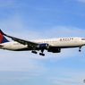 「真青の空」DELTA 767-332 N176DZ 着陸です