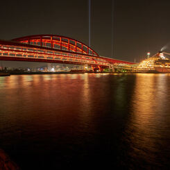 飛鳥II号と神戸大橋。