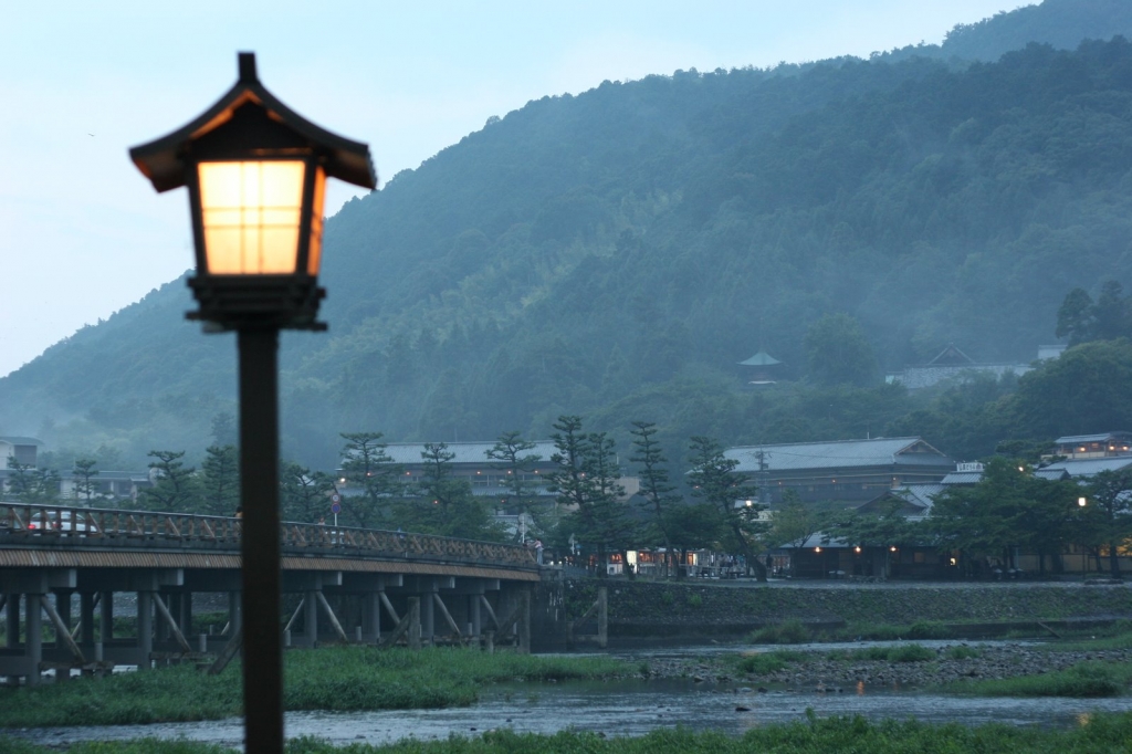 雨の橋