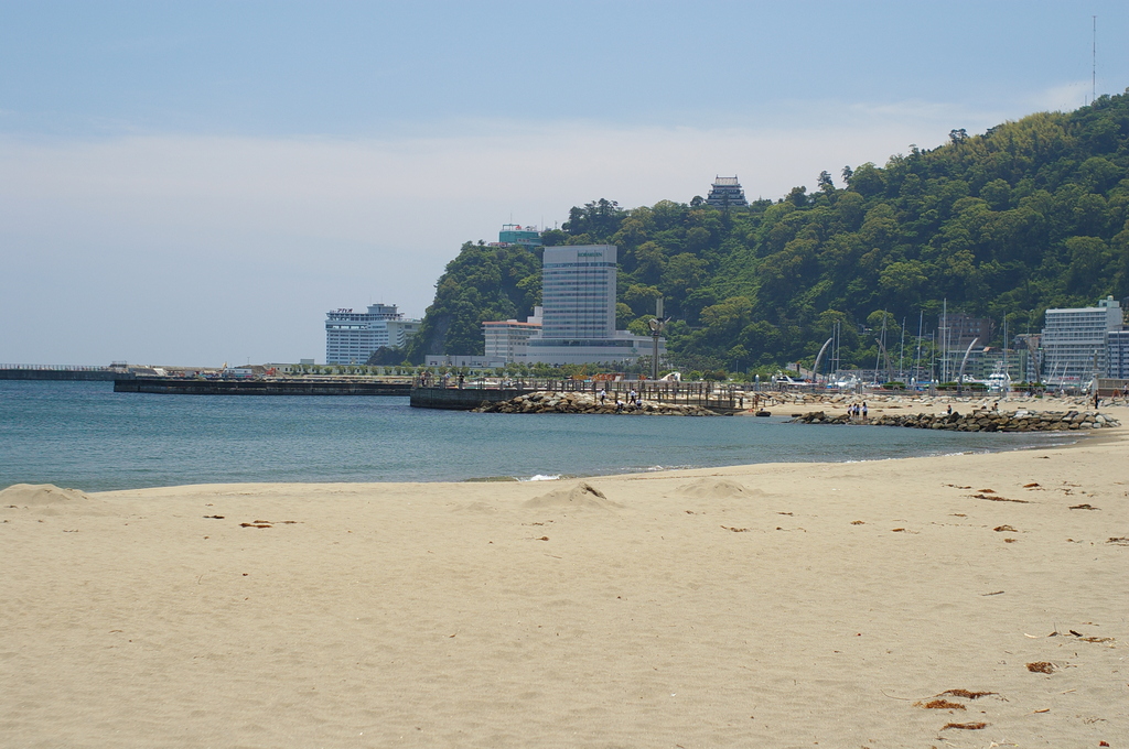 熱海の砂浜