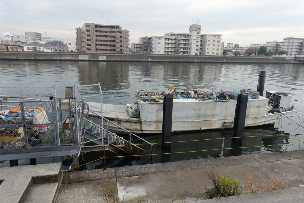 乗る場所が無い舟