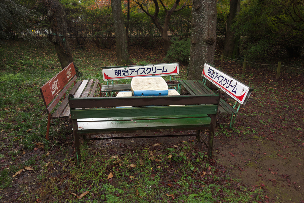 座れないベンチ