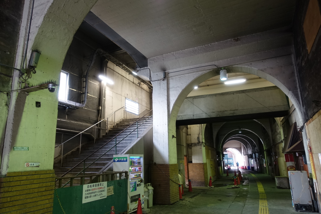 国道駅構内