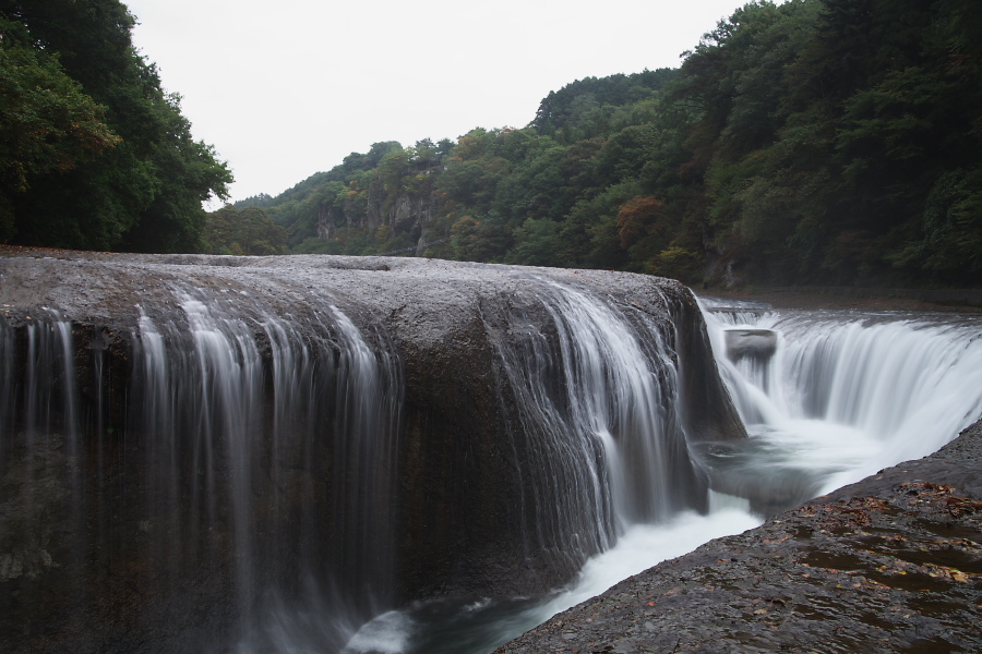 吹き割りの滝