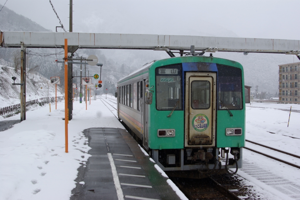 雪の猪谷駅にて