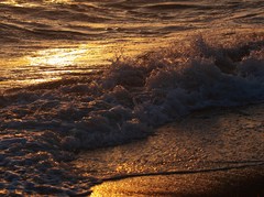 夕陽色の波