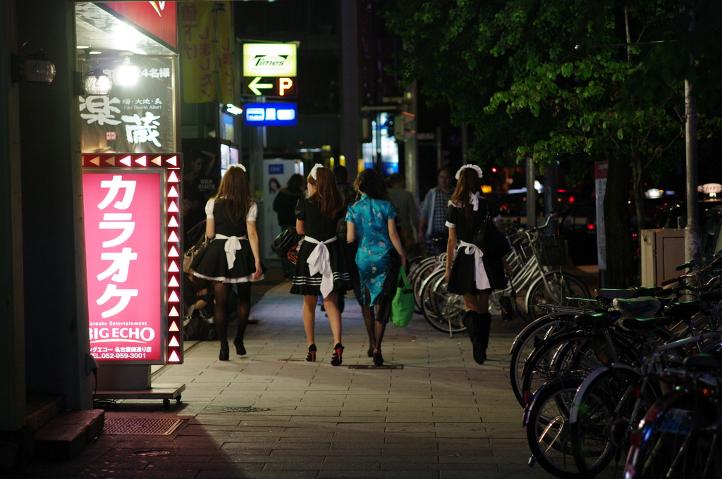 夜の栄はにぎわってた