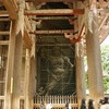 見下ろす吽行力士像