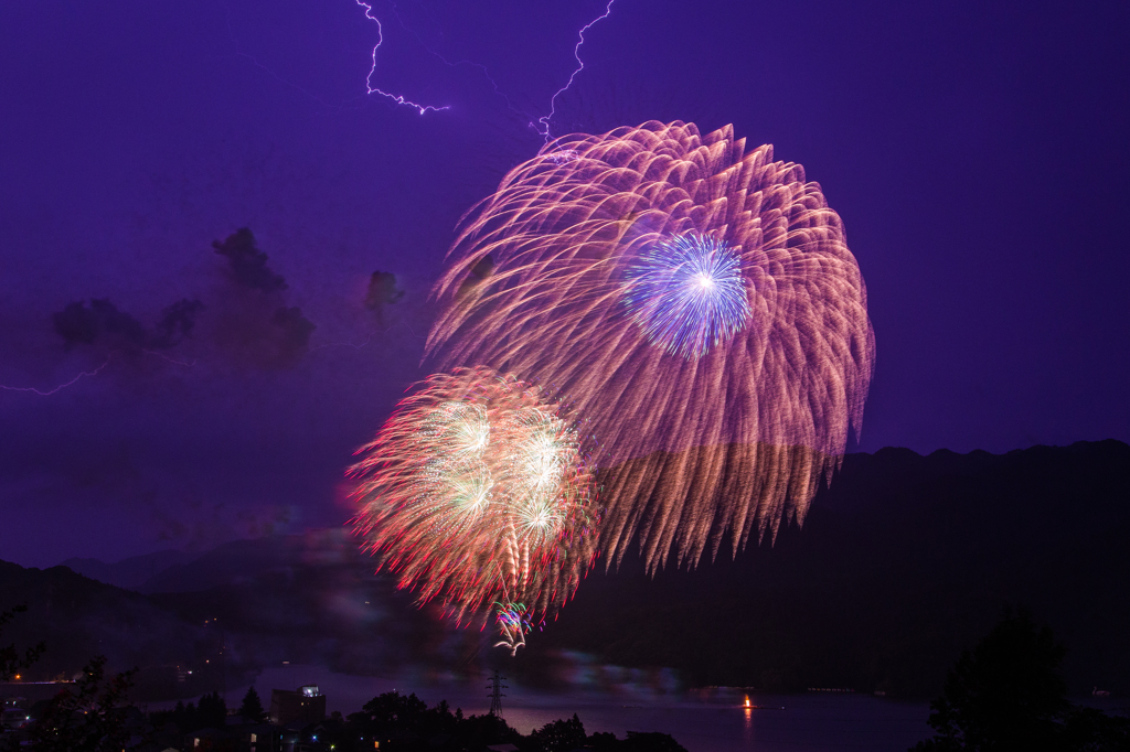 雷様とさがみ湖湖上祭花火大会