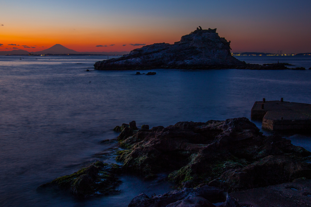 千葉県鋸南町浮島・傾城島と夕景富士 /5