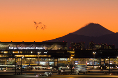 羽田空港国内線ターミナル展望台より夕景富士 /1