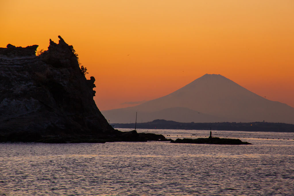 千葉県鋸南町浮島・傾城島と夕景富士 /1