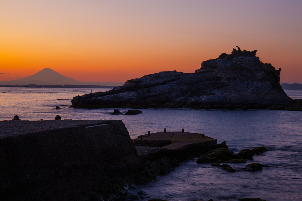 千葉県鋸南町浮島・傾城島と夕景富士 /2