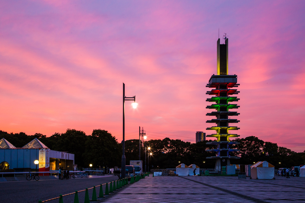 夕焼け空のオリンピック記念塔ライトアップ