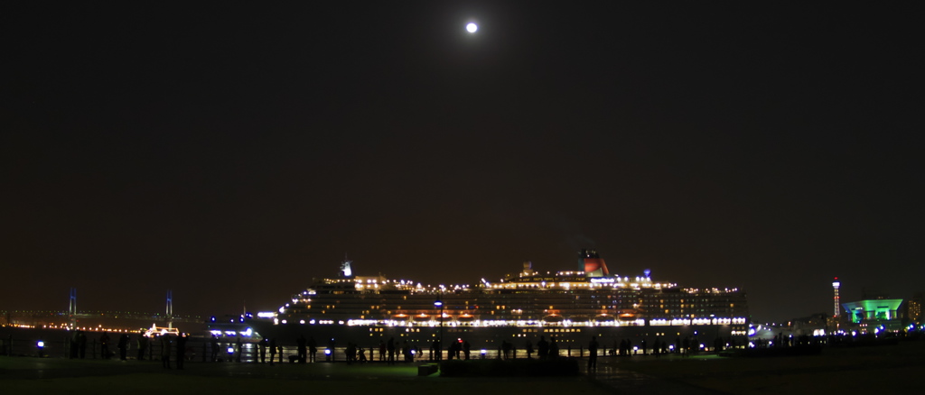 満月の横浜港　-QE3の居る夜-