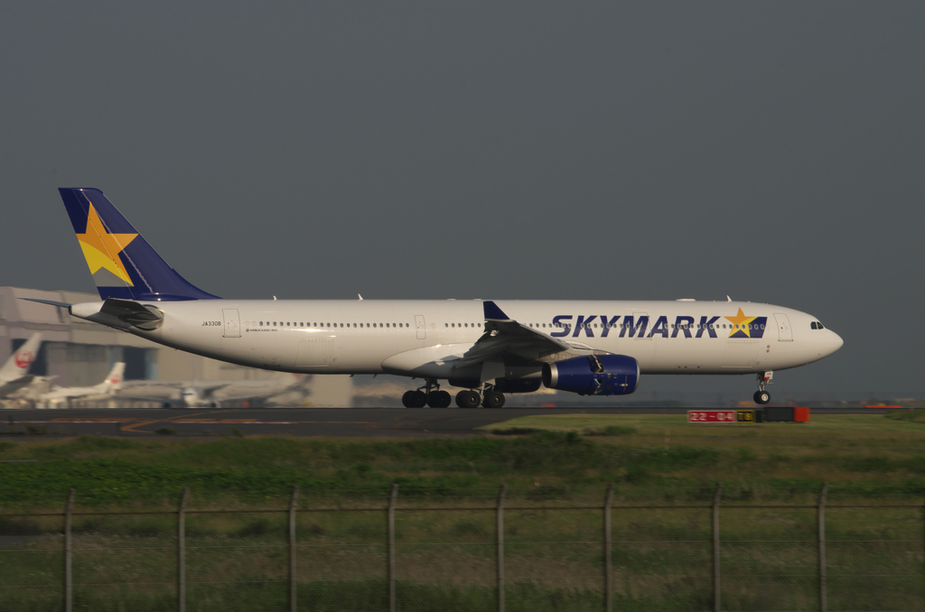 就航　SKYMARK☆ JA330B