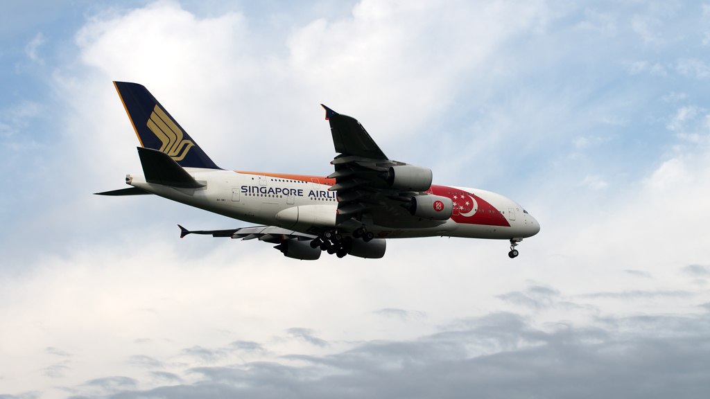 朝のシンガポール A380