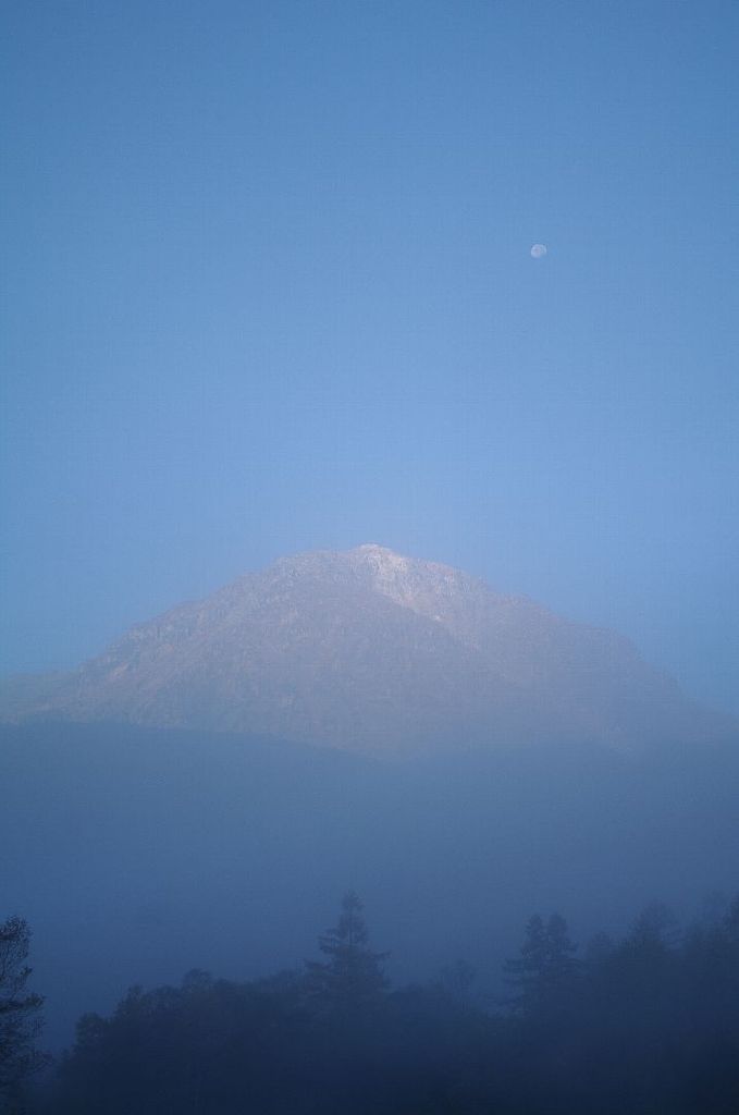 朝靄の焼岳