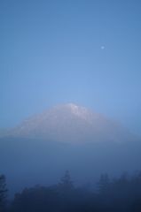 朝靄の焼岳