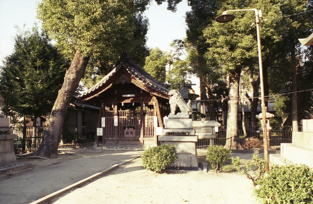 名駅近くの小さな神社