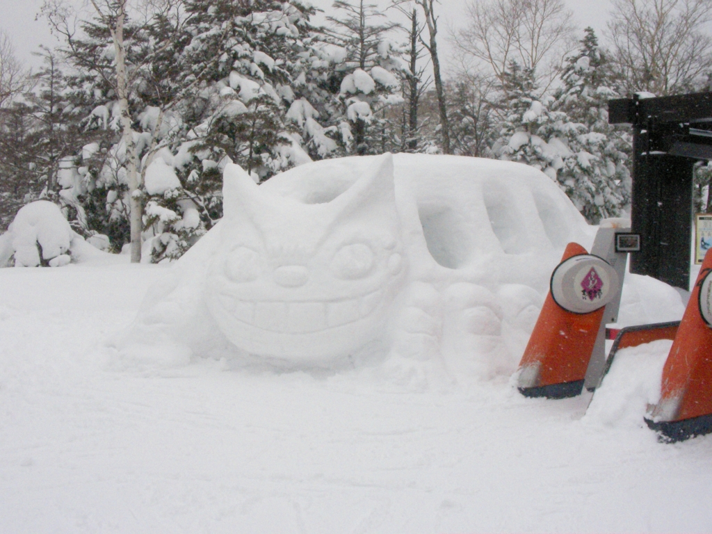 雪像の猫バス