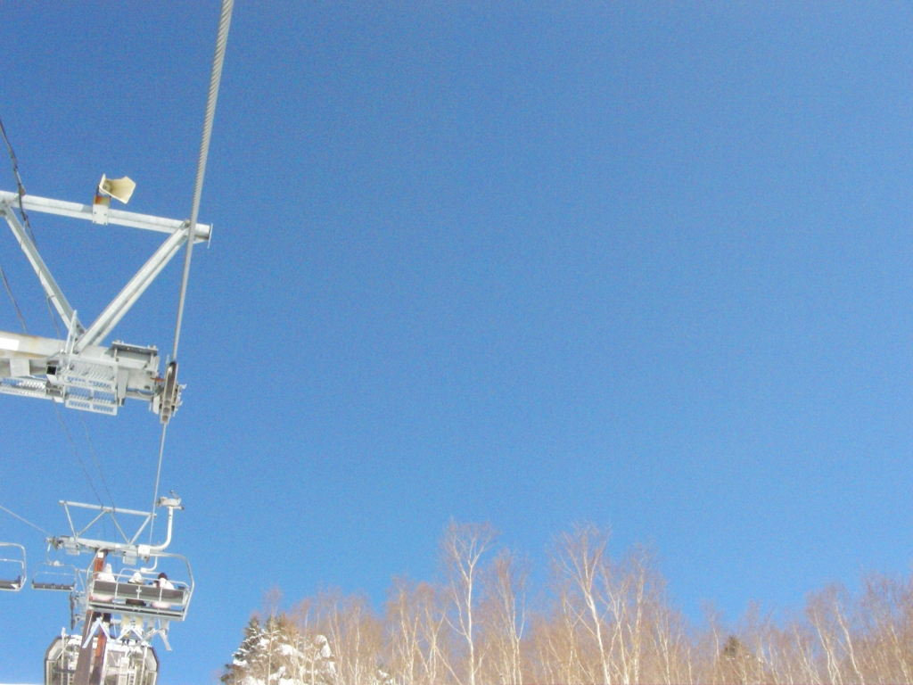 雪山の空とリフト