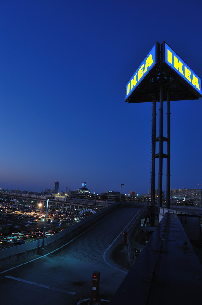 夜のIKEA
