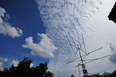 うろこ雲と無線のアンテナ