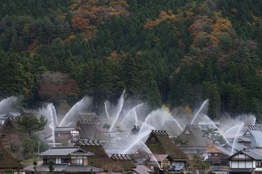 美山　かやぶきの里　一斉放水