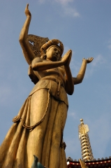 「祈りと平和」の像