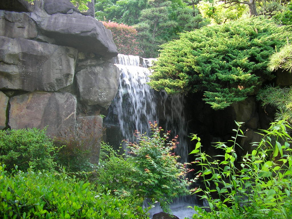 滝のある庭園