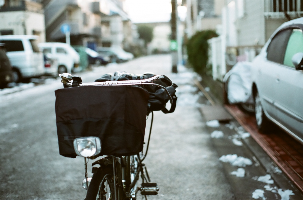 寒い朝の実用自転車での通勤