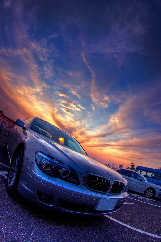 BMWと夕日（HDR）