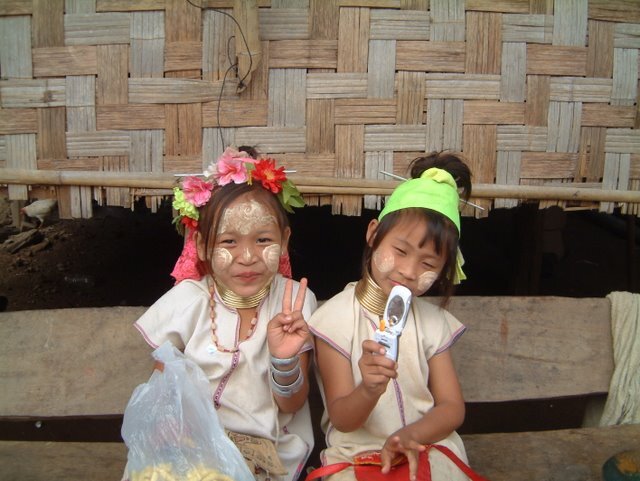 タイ　ビルマ国境少女
