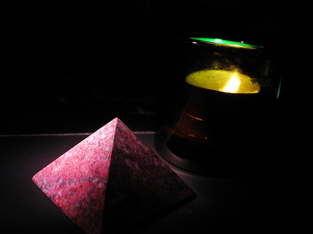 赤いピラミッド