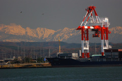 金沢港と立山