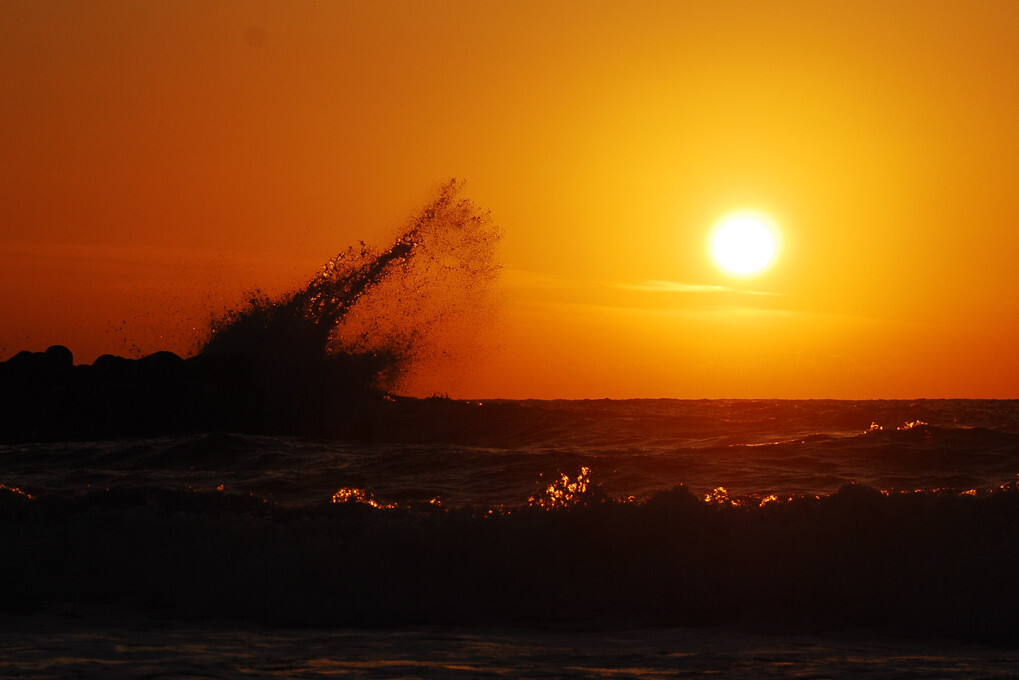 夕日と波