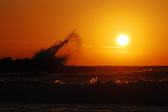 夕日と波