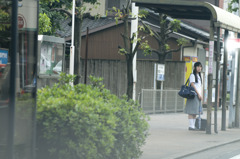 雨の合間にバスを待つ