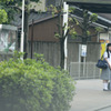 雨の合間にバスを待つ