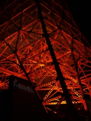 赤く輝くタワー