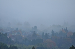 街が霧にそまる