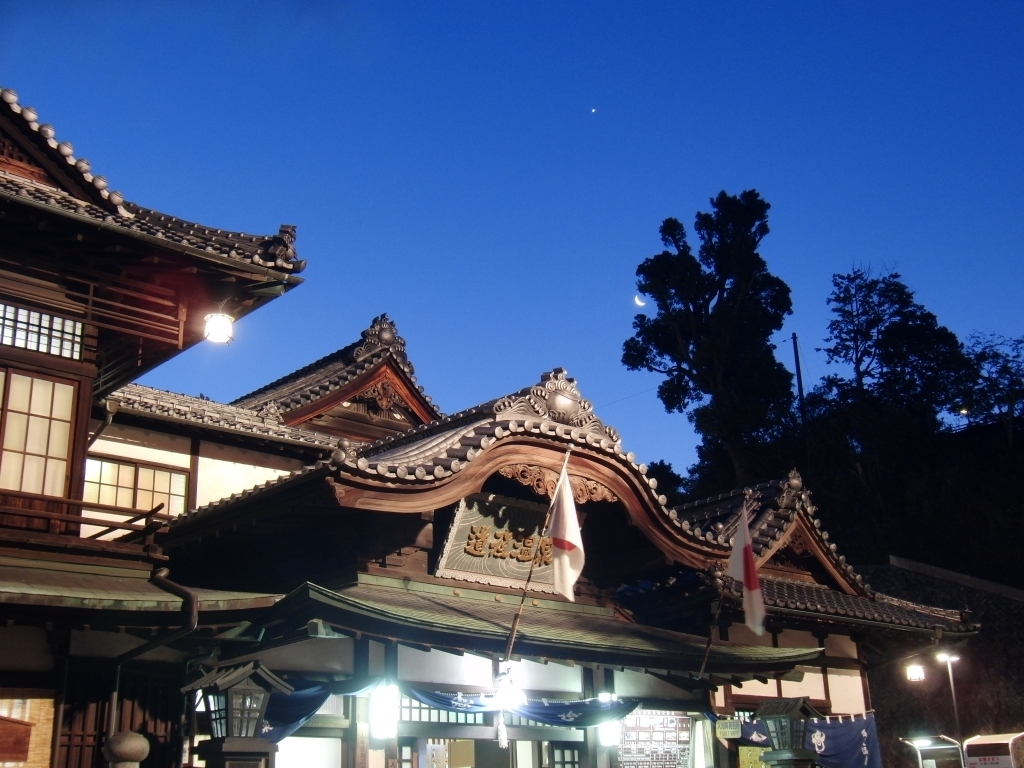朝焼けの道後温泉本館