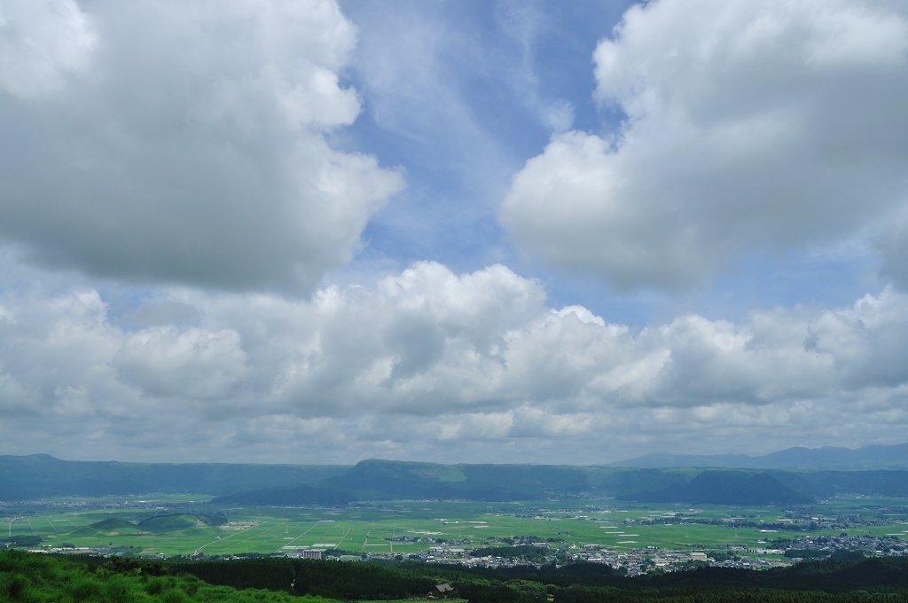 大地と草原と空と雲（大観峰を望む）