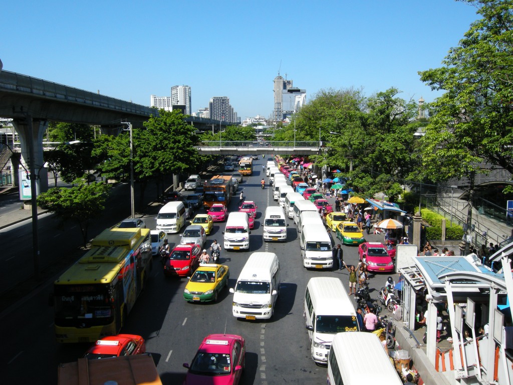 チャトゥチャック公園横の道路