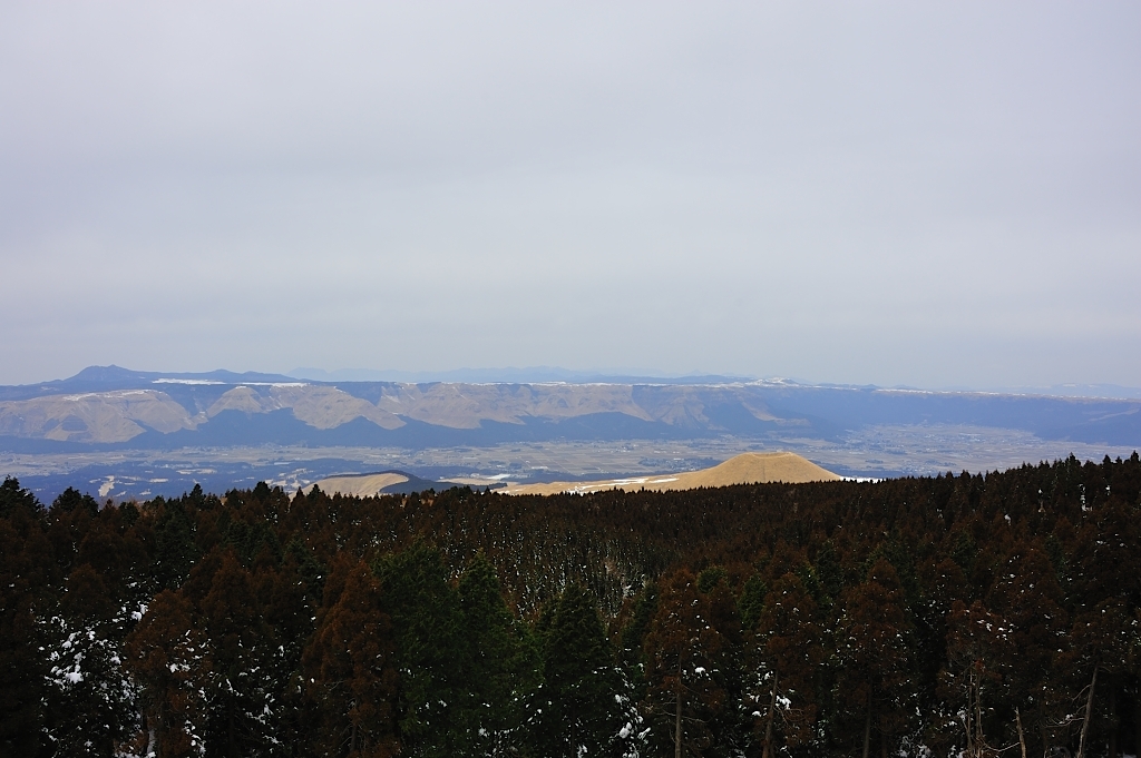 阿蘇米塚と外輪山